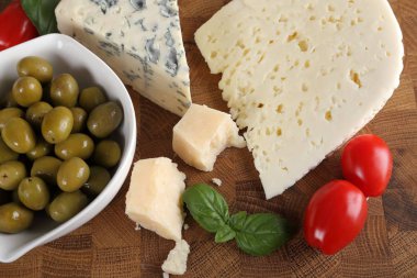  Gıda kompozisyonu - peynirler, zeytin ve domates farklı.