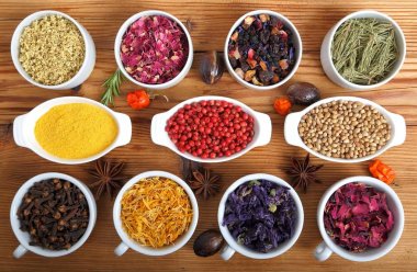 Gül yaprakları ve kadife çiçeği ve diğer bitkiler için aromaterapi bitkisel ilaç. Baharat.