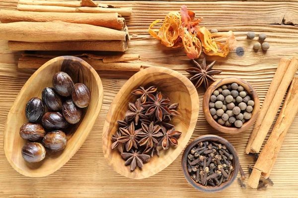 Aromatische Gewürze Braun Zutaten Zum Kochen Und Natürliche Lebensmittelzusatzstoffe — Stockfoto