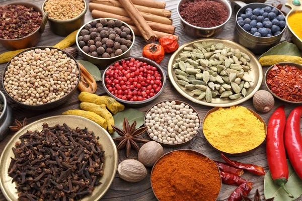 Kleurrijk Aromatische Kruiden Specerijen Een Houten Achtergrond — Stockfoto