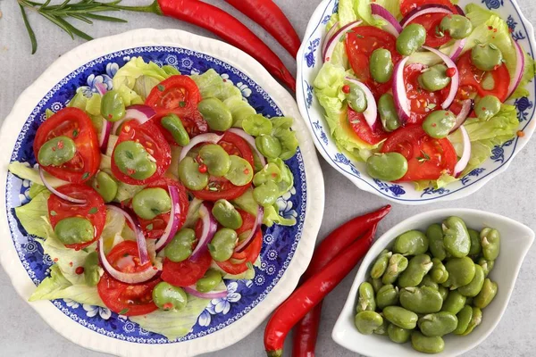 Nahaufnahme Eines Saubohnen Salats Mit Tomaten Und Roten Zwiebeln — Stockfoto