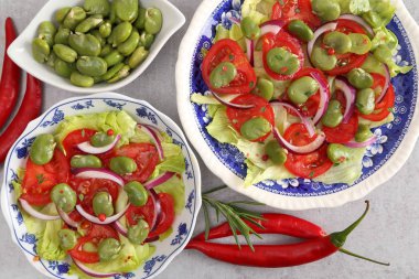 Bakla, domates ve kırmızı soğan salatası.