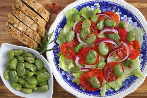 Salat Mit Saubohnen Tomaten Und Roten Zwiebeln — Stockfoto