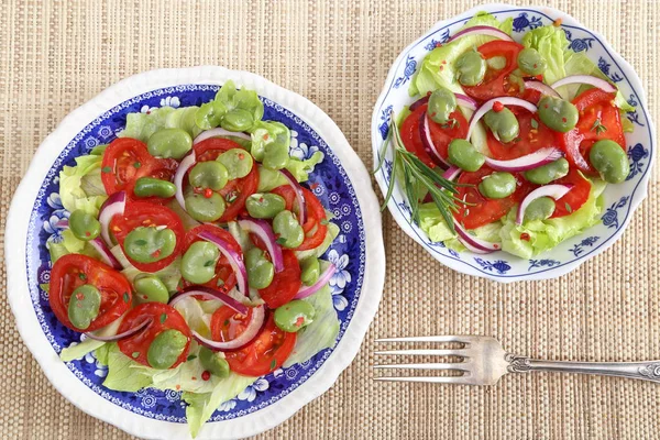 Salada Com Feijão Largo Tomate Cebola Vermelha — Fotografia de Stock