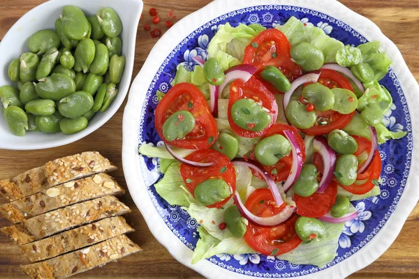 Insalata Con Fave Pomodori Cipolla Rossa — Foto Stock