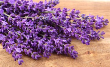 Lavanta ahşap arka plan üzerinde buket.