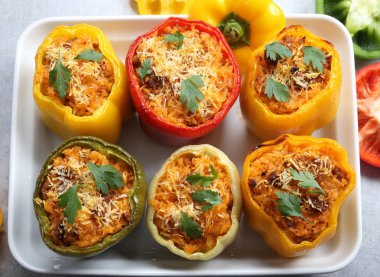 Et, peynir, pirinç ve sebze ile doldurulmuş kırmızı biber.