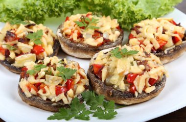 et ve peynir ile lezzetli mantar dolması.