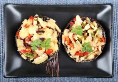 Et ve peynir siyah plaka ile lezzetli mantar dolması.