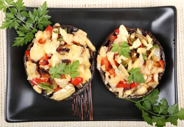 Et ve peynir siyah plaka ile lezzetli mantar dolması.