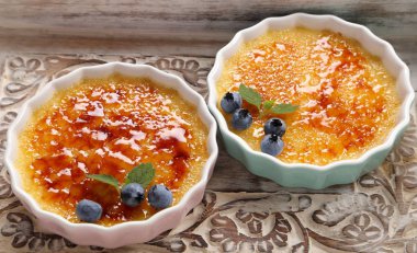 Creme brulee - geleneksel Fransız vanilya kremalı tatlı üzerine karamelize şeker..