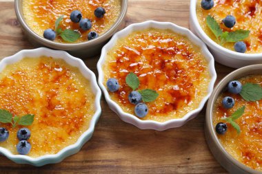 Creme brulee - geleneksel Fransız vanilya kremalı tatlı üzerine karamelize şeker..