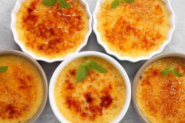 Creme brulee - geleneksel Fransız vanilya kremalı tatlı üzerine karamelize şeker..
