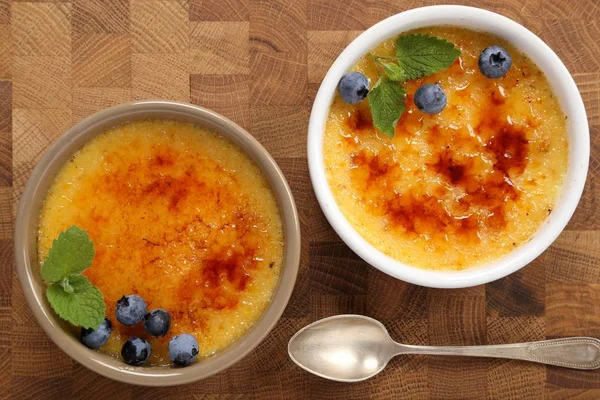 Creme brulee - geleneksel Fransız vanilya kremalı tatlı üzerine karamelize şeker..