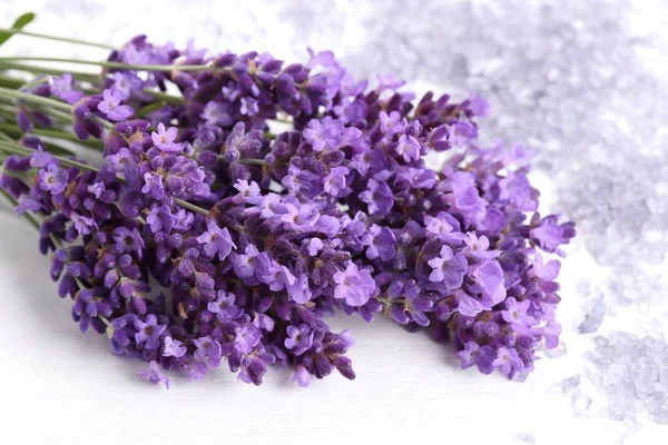 Boeket Van Lavendel Een Witte Houten Achtergrond Lavendel Badzout — Stockfoto