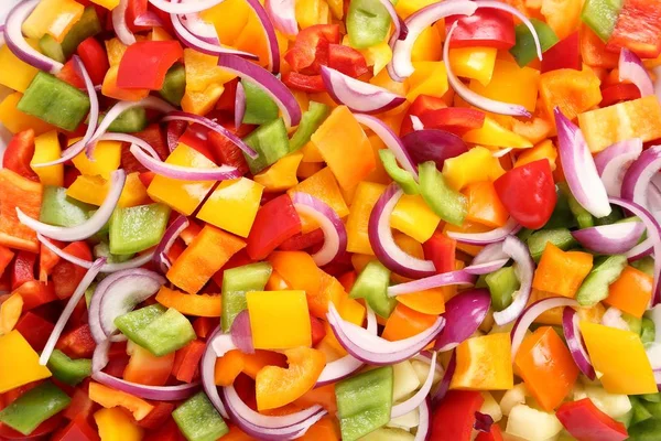 Renkli biber ve soğan küp küp doğranmış.