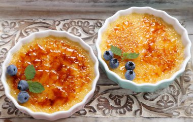 Creme brulee - geleneksel Fransız vanilya kremalı tatlı üzerine karamelize şeker..