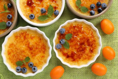 Creme brulee - geleneksel Fransız vanilya kremalı tatlı üzerine karamelize şeker..