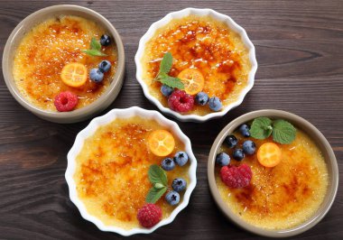 Creme brulee - geleneksel Fransız vanilya kremalı tatlı üzerine karamelize şeker..