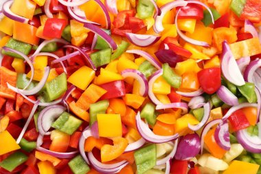 Bir seramik tabak içinde renkli, doğranmış biber.