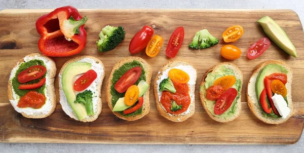 Bunte Vegetarische Sandwiches Auf Einem Hölzernen Schneidebrett Gesunde Ernährung — Stockfoto