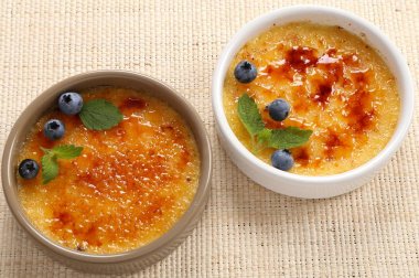 Creme brulee - geleneksel Fransız vanilyalı krema.