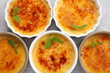Creme brulee - geleneksel Fransız vanilyalı krema.