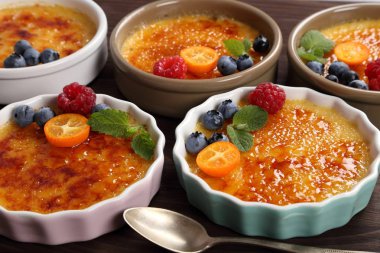 Creme brulee - geleneksel Fransız vanilyalı krema.