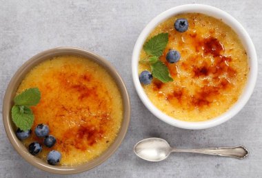 Creme brulee - geleneksel Fransız vanilyalı krema.