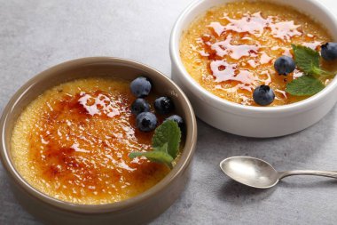 Creme brulee - geleneksel Fransız vanilya kremalı tatlı üzerine karamelize şeker..