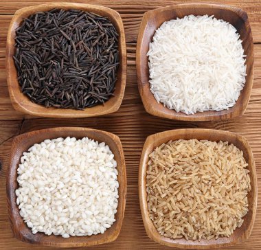 Ahşap kase pirinç tahıl türleri.