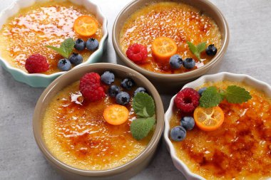 Creme brulee - geleneksel Fransız vanilya kremalı tatlı üzerine karamelize şeker..