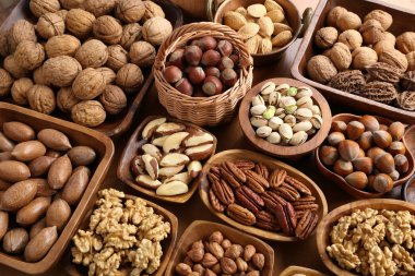 Ahşap kase fındık çeşitli.