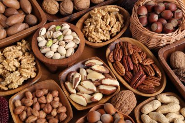 Ahşap kase fındık çeşitli.