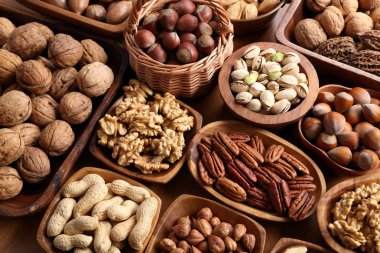 Farklı cevizlerden yapılmış doğal bir arka plan..