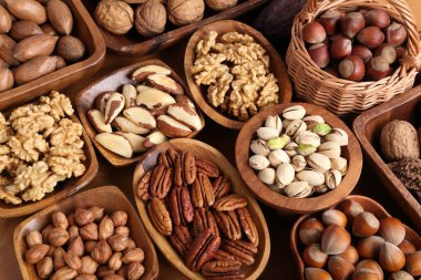 Ahşap kase fındık çeşitli.