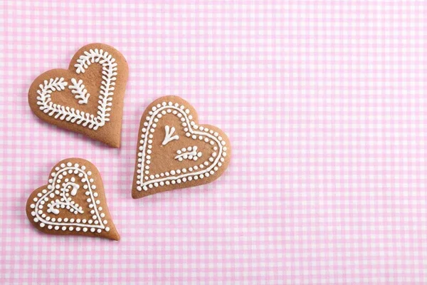 Gingerbread Kalpler Pembe Bir Arka Plan Üzerine Krema Ile Dekore — Stok fotoğraf