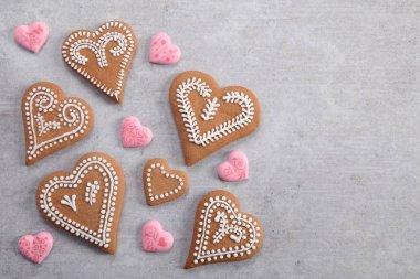 Gingerbread kupa gri bir arka plan üzerine krema ile dekore edilmiş.
