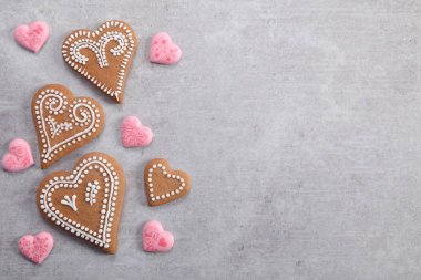 Gingerbread kupa gri bir arka plan üzerine krema ile dekore edilmiş.