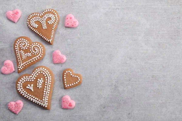 Gingerbread kupa gri bir arka plan üzerine krema ile dekore edilmiş.