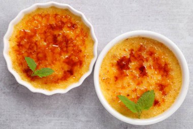 Creme brulee - geleneksel Fransız vanilya kremalı tatlı üzerine karamelize şeker..