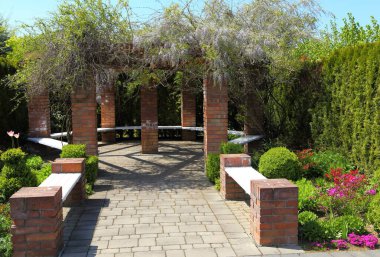 Dekoratif Bahçe tezgah. Bahar zamanı.