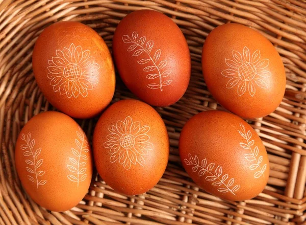 Huevos Pascua Decorativos Una Canasta Mimbre —  Fotos de Stock