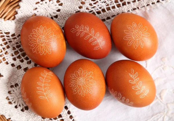 Huevos Pascua Decorativos Una Canasta Mimbre Vista Superior —  Fotos de Stock