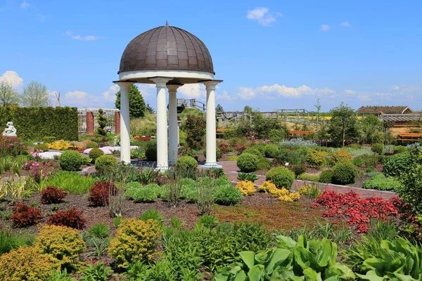 Uma Paisagem Jardim Ornamental Colorido Primavera Uma Variedade Tons Verdes — Fotografia de Stock