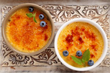 Creme brulee - geleneksel Fransız vanilya kremalı tatlı üzerine karamelize şeker..
