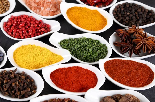 Renkli Aromatik Baharatlar Seramik Kaselerde Bitkiler Yiyecek Katkı Maddeleri — Stok fotoğraf