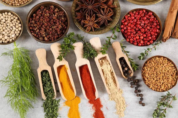 Specerijen Kruiden Houten Lepel Grijze Ondergrond Voedsel Keuken Ingrediënten — Stockfoto