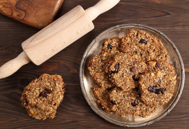 Muzlu yulaf kurabiyesi, susam, ayçiçeği ve kızılcık. Şekersiz lezzetli ve sağlıklı atıştırmalıklar..