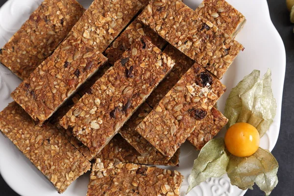 Bar Med Havreflingor Med Bananer Nötter Torkad Frukt Och Honung — Stockfoto